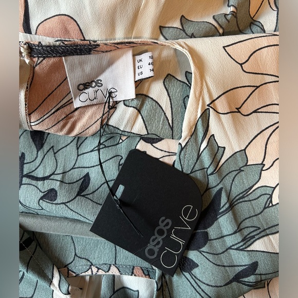 ASOS CURVE FLORAL JUMPSUIT. NWT - Picture 3 of 5